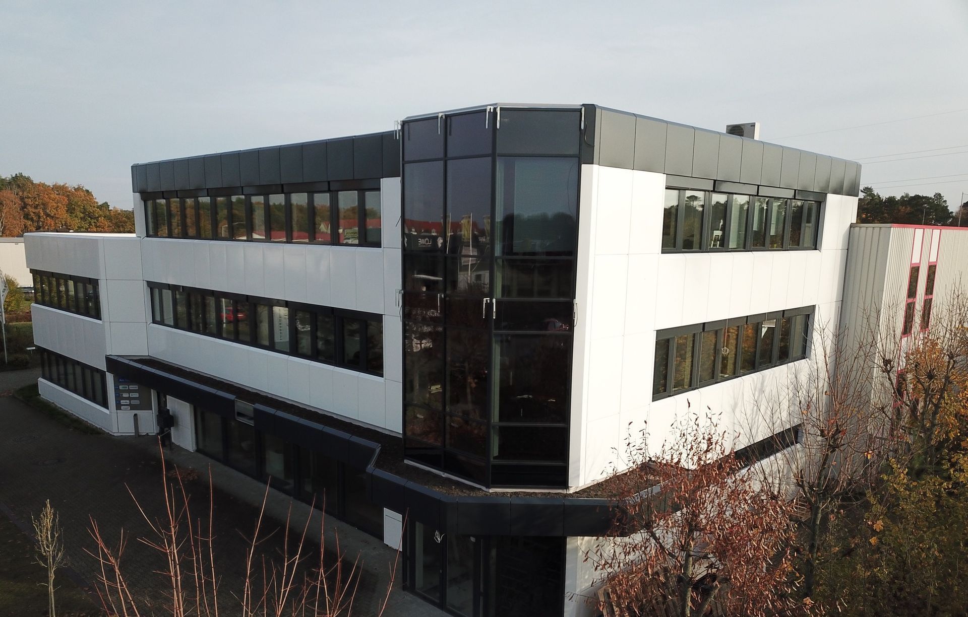 Eine Luftaufnahme des Büros der Firma Innotech Versorgungstechnik GmbH mit vielen Fenstern
