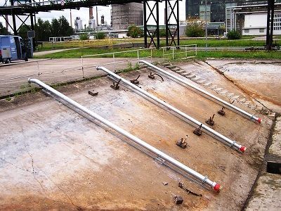 Ein Haufen Metallrohre liegen auf dem Boden