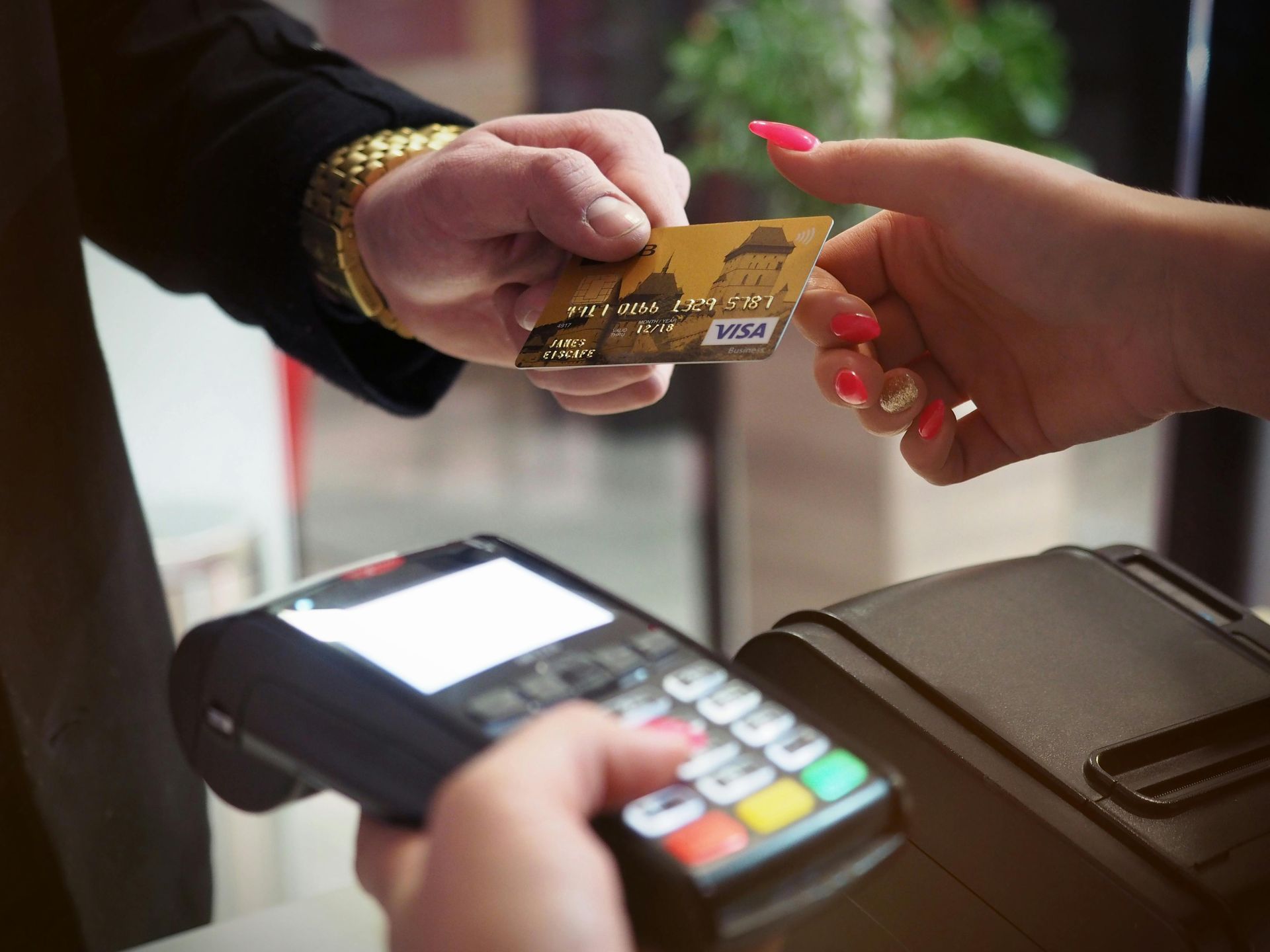 Eine Frau bezahlt mit einer Visa-Karte